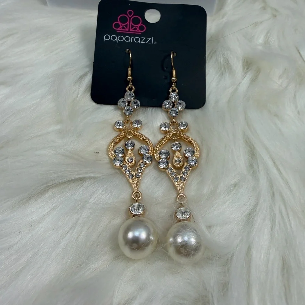 🩷5/$10🩷 paparazzi Gold Rhinestone and Pearl Drop Earrings - White Pearls